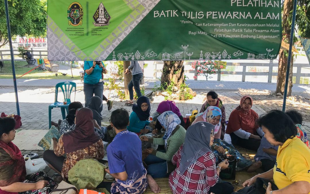 FAD & Bappeda Beri Pelatihan Batik Tulis Pewarna Alam